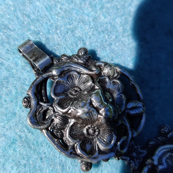Antique victorian repousse flower bracelet - Picture 13 of 14